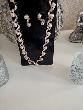Elegant Pearl and Rhinestone Necklace Set - Gold Tone